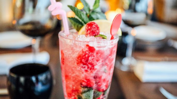 ¡Deliciosa y refrescante! Haz esta agua de frambuesa con chía y olvídate de la sed