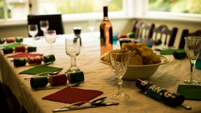 Haz tu mesa más navideña con estas servilletas en forma de árbol de Navidad