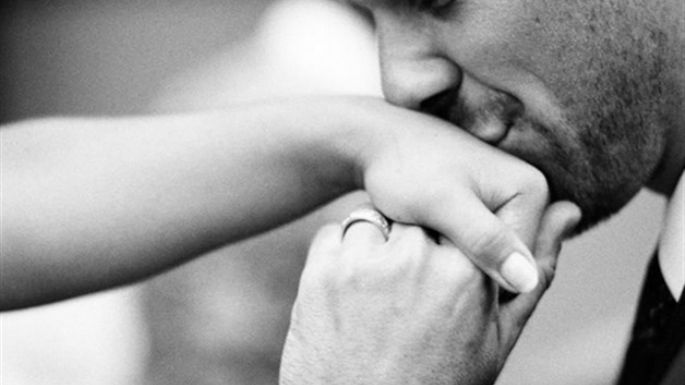 Si tu pareja te besa mucho la mano, esto es lo que quiere decirte