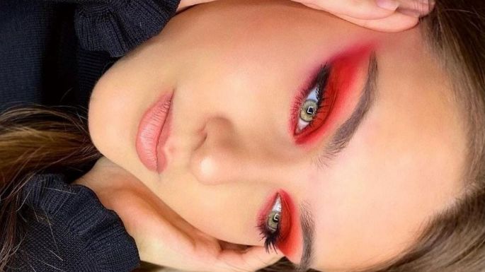 ¿Sombra color rojo? Estos son los consejos que debes seguir para usar ese tono en tus ojos