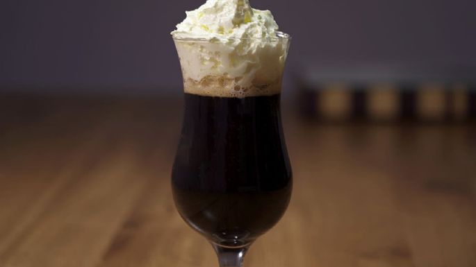 Café irlandés: La combinación perfecta con whisky que definitivamente te fascinará