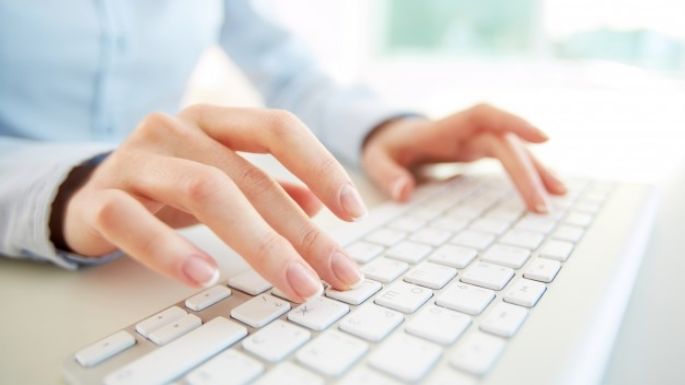 El teclado de la computadora puede ser un foco de infecciones; descubre cada cuánto debes limpiarlo
