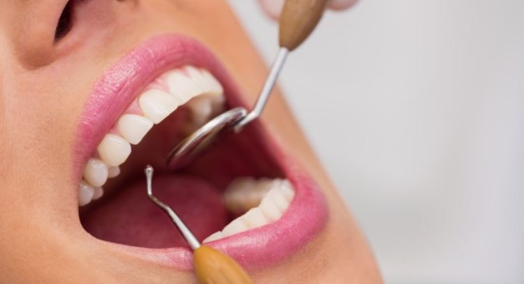 Por esta razón tener los dientes limpios te ayudaría a tener mejor sexo