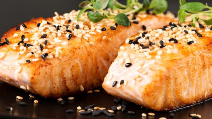 Salmón con semilla de sésamo: La opción rica y saludable para compartir con tu familia