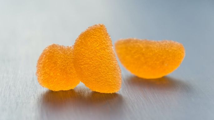 Disfruta de una botana saludable al preparar estas gomitas caseras de naranja