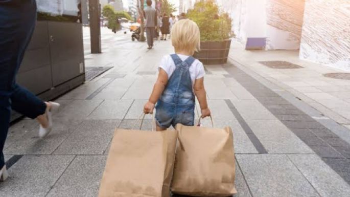La razón por la que a tus hijos pequeños les gusta cargar cosas pesadas