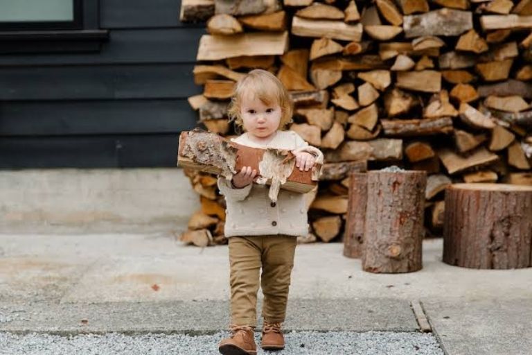 Por qué tus hijos cargan cosas pesadas