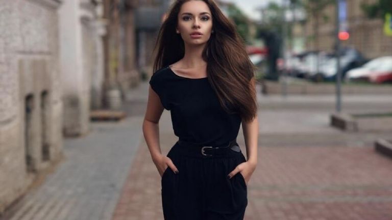 Truco con sal para darle vida a tus prendas negras 