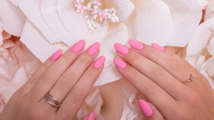 'Pink look': Estos son los diseños de uñas rosas más modernos