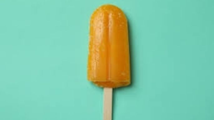 Olvídate del calor con unas ricas paletas heladas de mango