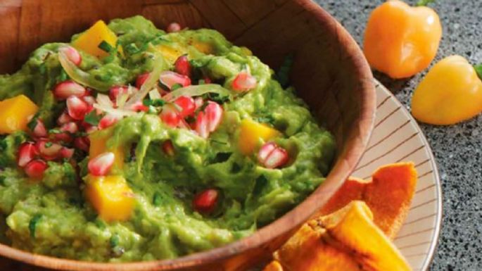 Ponles sabor a tus tacos con este delicioso y fresco guacamole con frutas