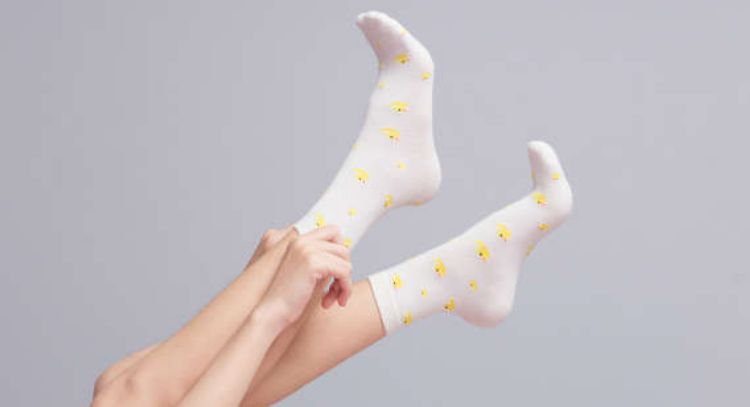 Quítate los zapatos: Estos son los beneficios de andar descalza en casa