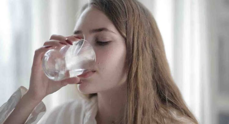 ¡Bebe agua antes de acostarte! Así es como tu organismo se daña si no te hidratas antes de dormir