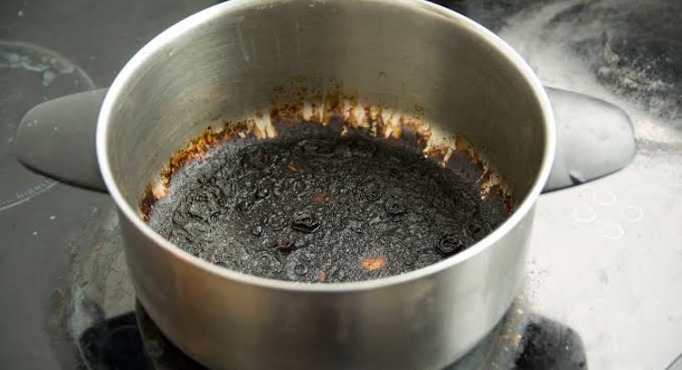 Deja de batallar con las ollas quemadas; límpialas sin esfuerzo con este método y un poco de sal