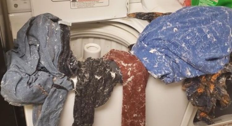 ¿Tu ropa se llenó de pelusa de papel de baño? No te mortifiques, sigue este método para desprenderla