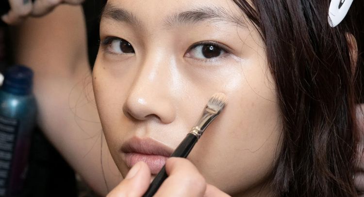 ¿Cómo eliminar las bolsas debajo de los ojos? 5 trucos de maquillaje que las desaparecen