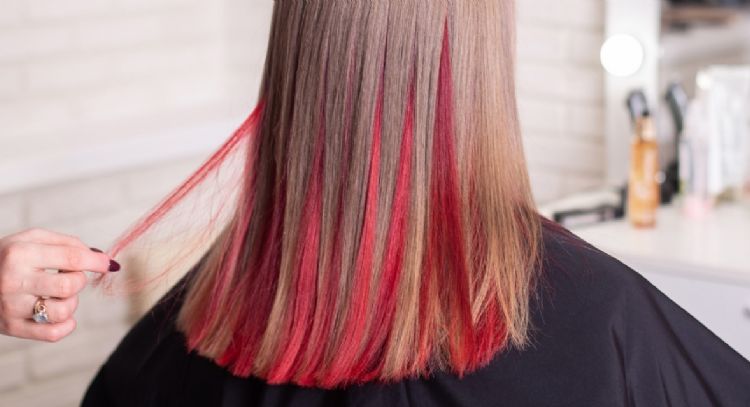 Mechas rojas 'peekaboo': Atrévete a cambiar de 'look' por uno muy brillante y rebelde