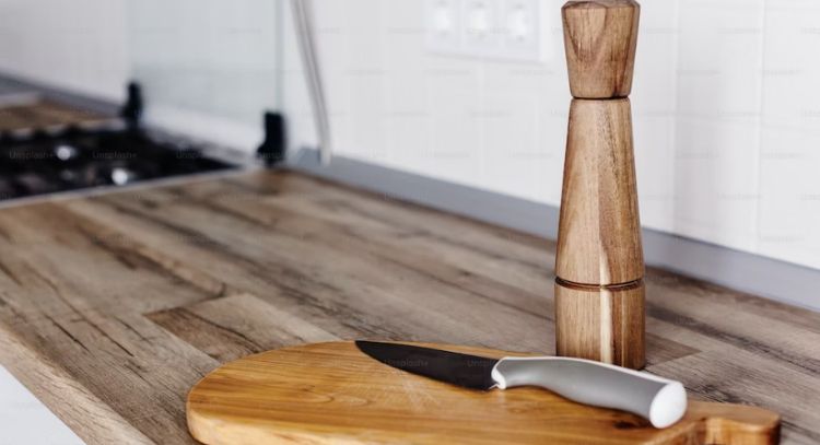 ¿Cómo quitar las manchas de una tabla de cortar? Consejos de limpieza y de mantenimiento