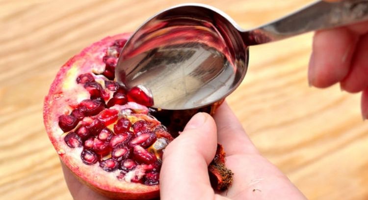 ¿Cómo abrir una granada y quitarles las semillas de forma sencilla? Te contamos todo aquí
