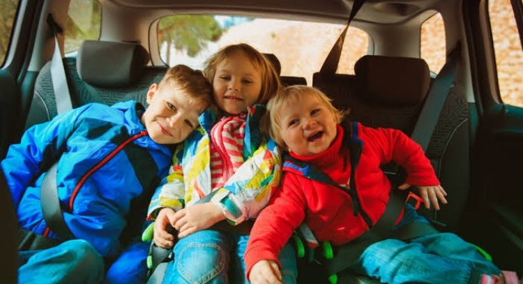 ¿Tus hijos vomitaron en el automóvil? Elimina el mal olor y las manchas con este truco de limpieza