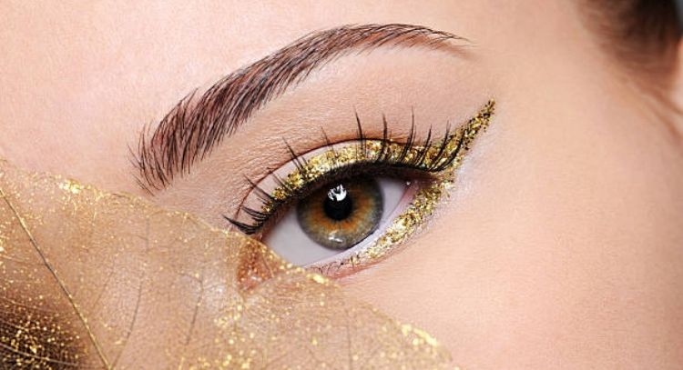 Aplica delineador dorado para un maquillaje festivo deslumbrante; aquí el paso a paso