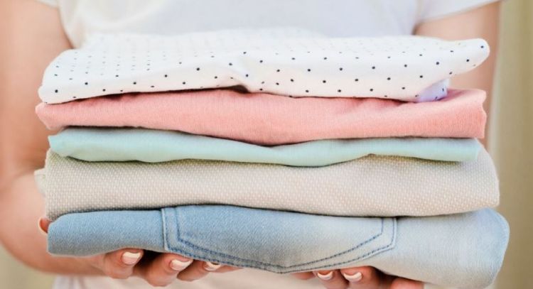 ¿Por qué la ropa huele a humedad? Causas y remedios para solucionarlo