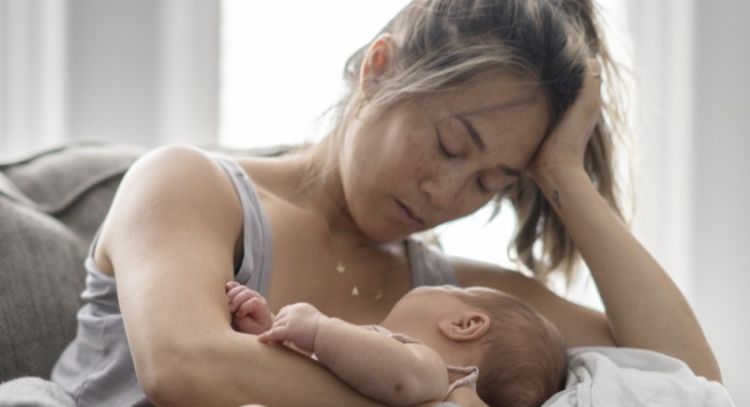 5 maneras en las que puedes ayudar a una mamá que está agotada por 'burnout' de maternidad