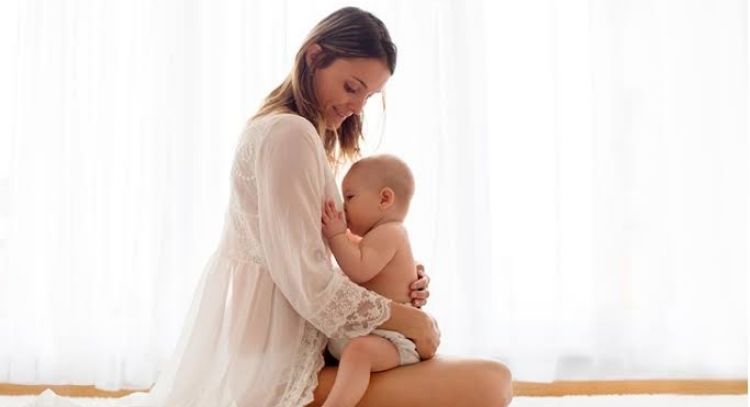 Sigue estos 8 consejos para aumentar la producción de leche mientras amamantas a tu bebé