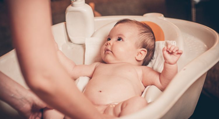 ¿Mamá primeriza? Guía para bañar a un recién nacido de manera segura y sin complicaciones
