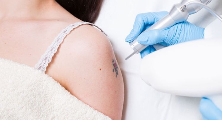 ¿Pueden las mujeres embarazadas hacerse un tatuaje? Conoce los riesgos de esta práctica