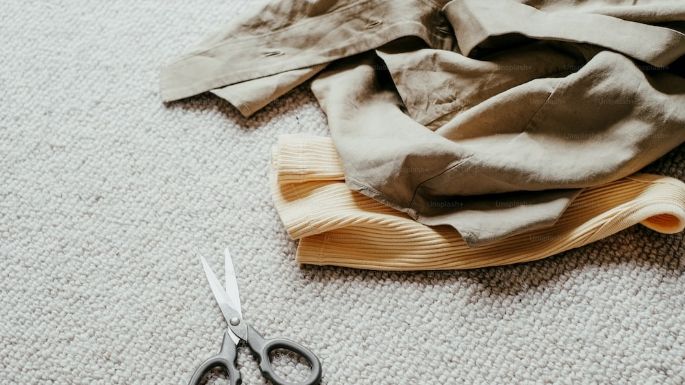 ¿Tijeras sin filo? Tenlas listas en unos cuantos segundos; afílalas con ayuda de un vaso de cristal