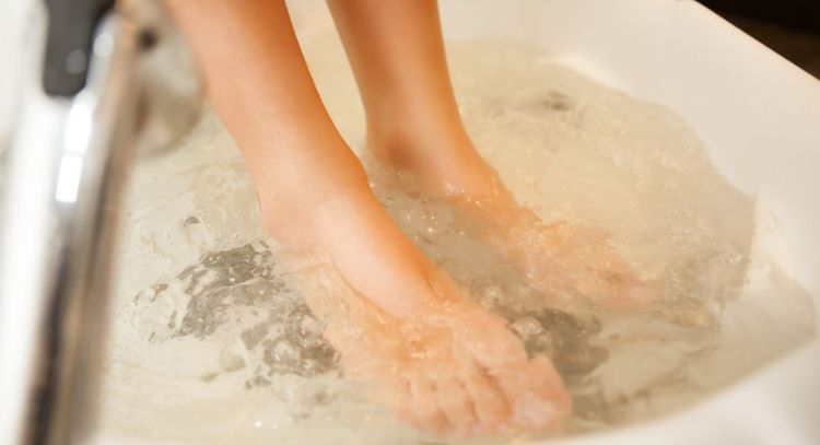 Pies doloridos e hinchados: ¿Es útil darse un baño de pies con sal gruesa?